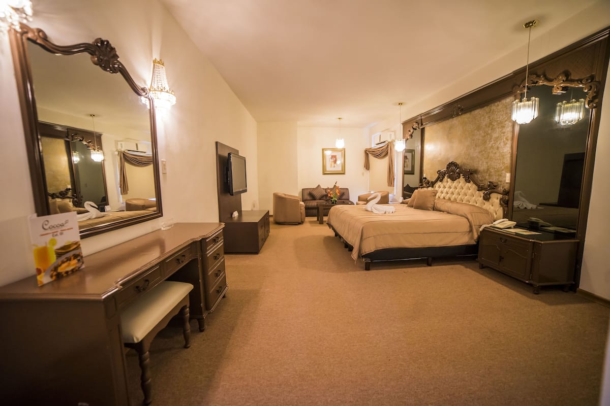 Junior suite, 1 kingsize bed | Een kluis op de kamer, een bureau, een laptopwerkplek
