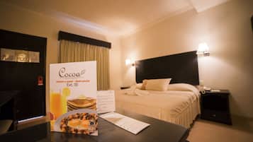 Chambre Simple, 1 grand lit | Coffres-forts dans les chambres, bureau