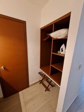Caja de seguridad en la habitación y escritorio 