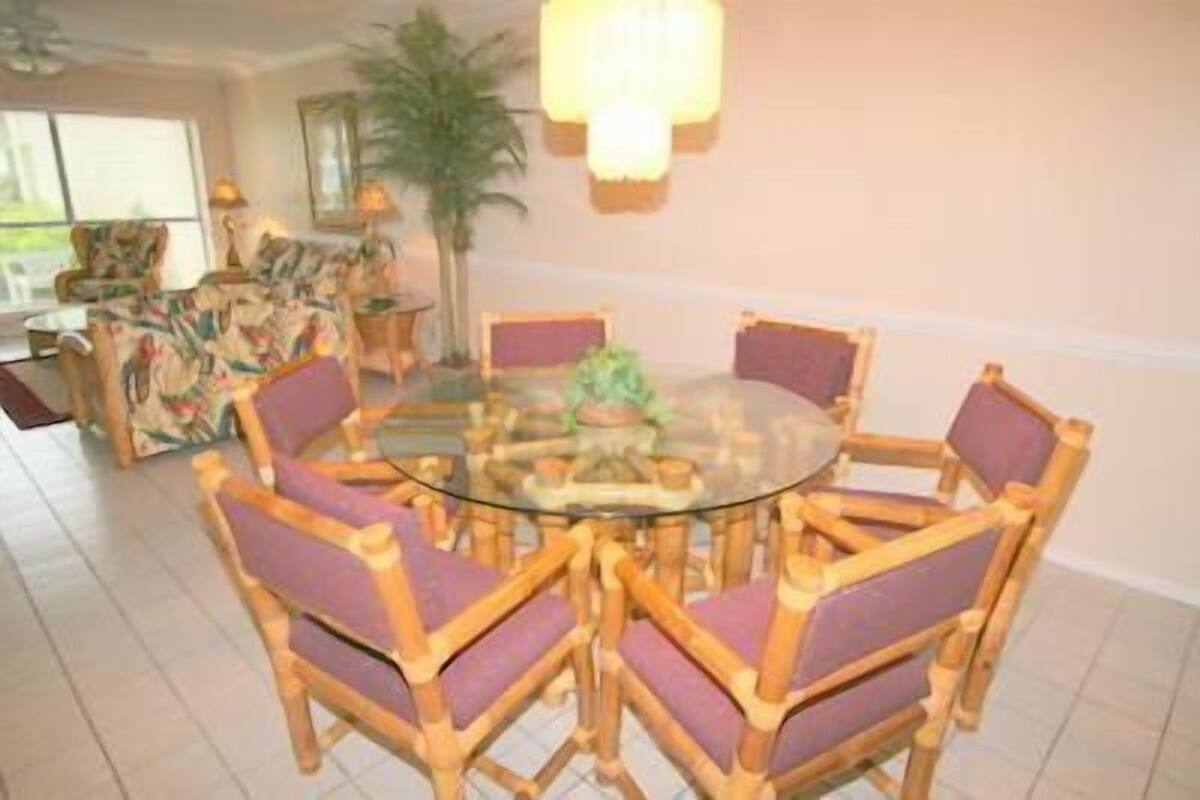 Condo, 2 chambres, baignoire à remous, en face de la plage (Saida IV) | Repas dans la chambre