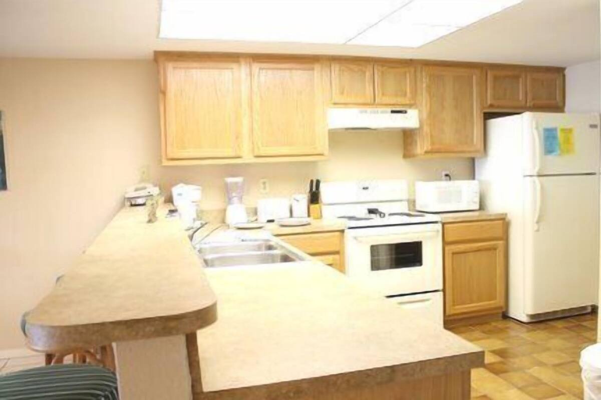 Condo, 2 chambres, baignoire à remous, en face de la plage (Saida III) | Cuisine privée | Réfrigérateur, four à micro-ondes, surface de cuisson, lave-vaisselle