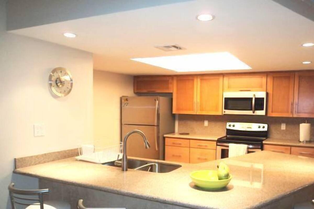 Condo, 2 chambres, baignoire à remous, en face de la plage (Suntide I) | Cuisine privée | Réfrigérateur, four à micro-ondes, surface de cuisson, lave-vaisselle