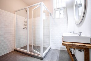 Unique Seafront Room | Bad | Dusj og håndklær