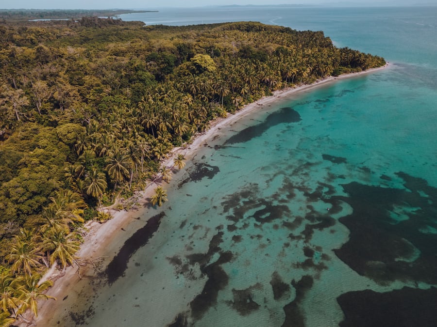 Perto da praia, espreguiçadeiras