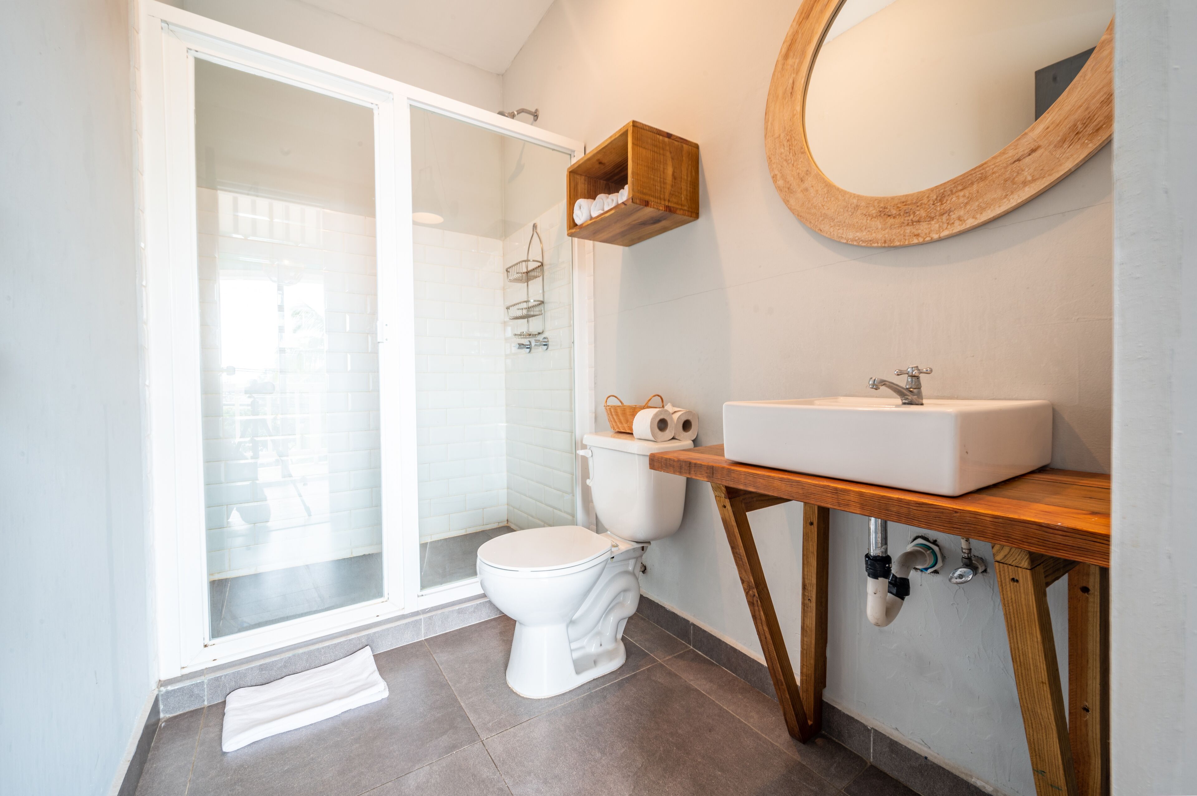 Unique Room | Salle de bain | Douche, serviettes fournies
