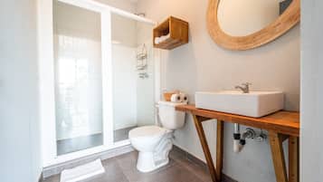 Unique Room | Salle de bain | Douche, serviettes fournies