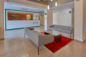 Lobby-lounge