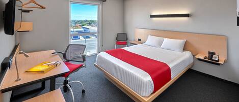 Een bureau, een strijkplank/strijkijzer, gratis wifi, beddengoed