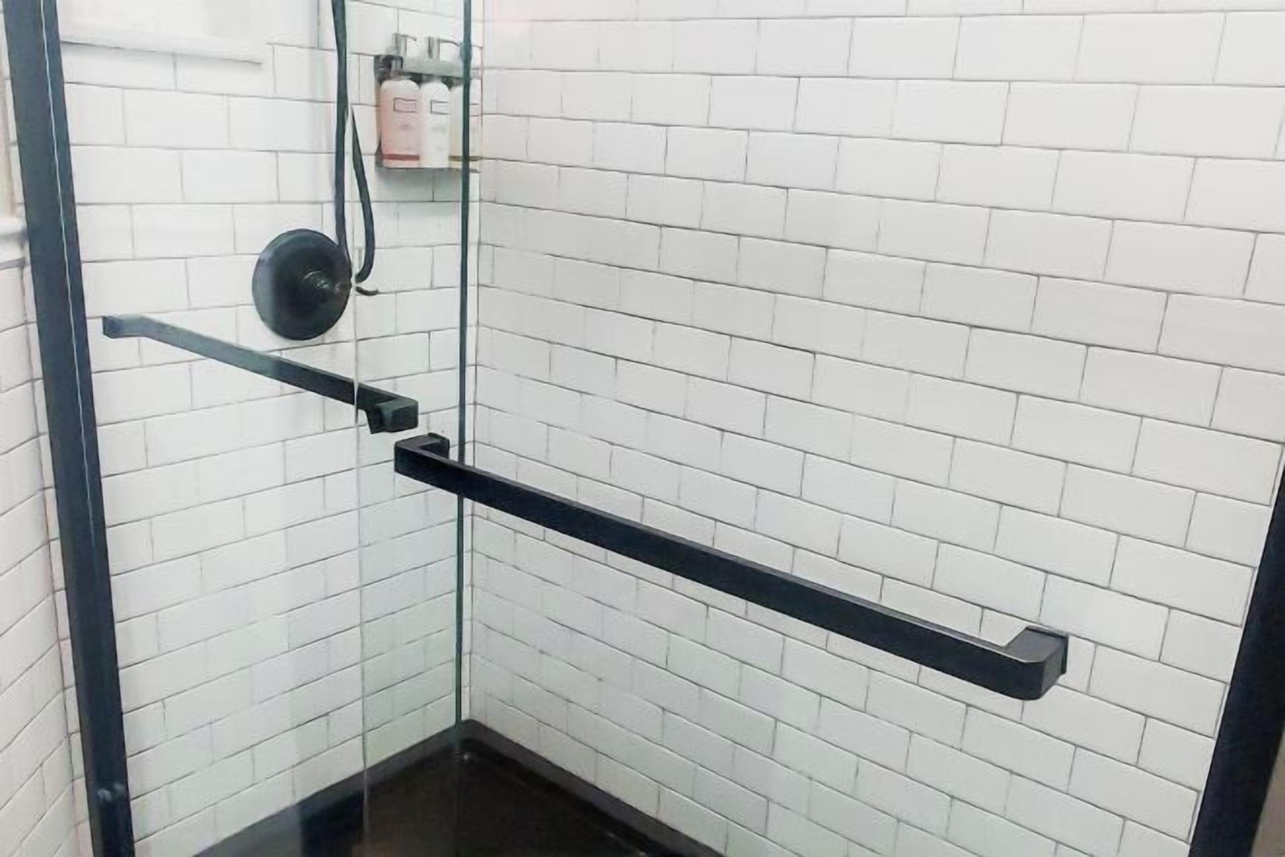 Douche, articles de toilette gratuits, sèche-cheveux