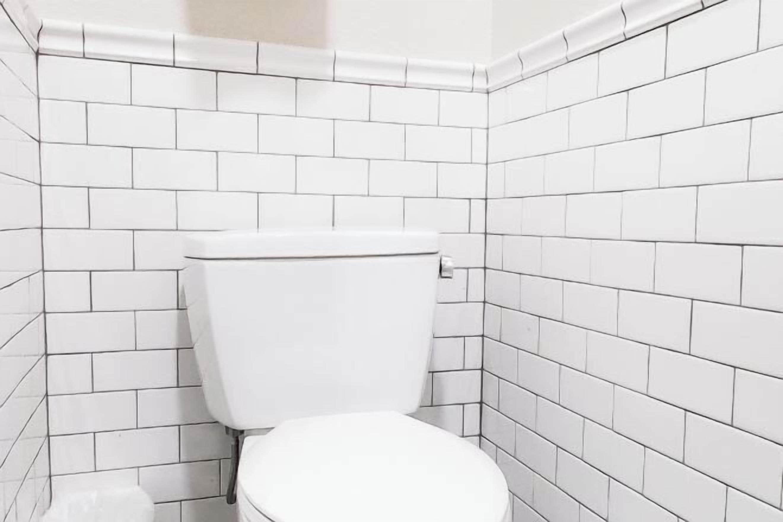 Douche, articles de toilette gratuits, sèche-cheveux