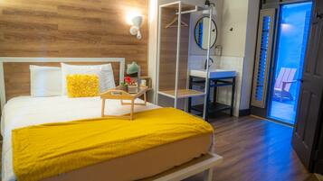 Deluxe Room, 1 Queen Bed, Patio | Free WiFi, bed sheets