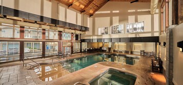 Una piscina techada, sillones reclinables de piscina