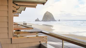 Beachfront King Studio | ํ
๋ผ์ค/ํํฐ์ค