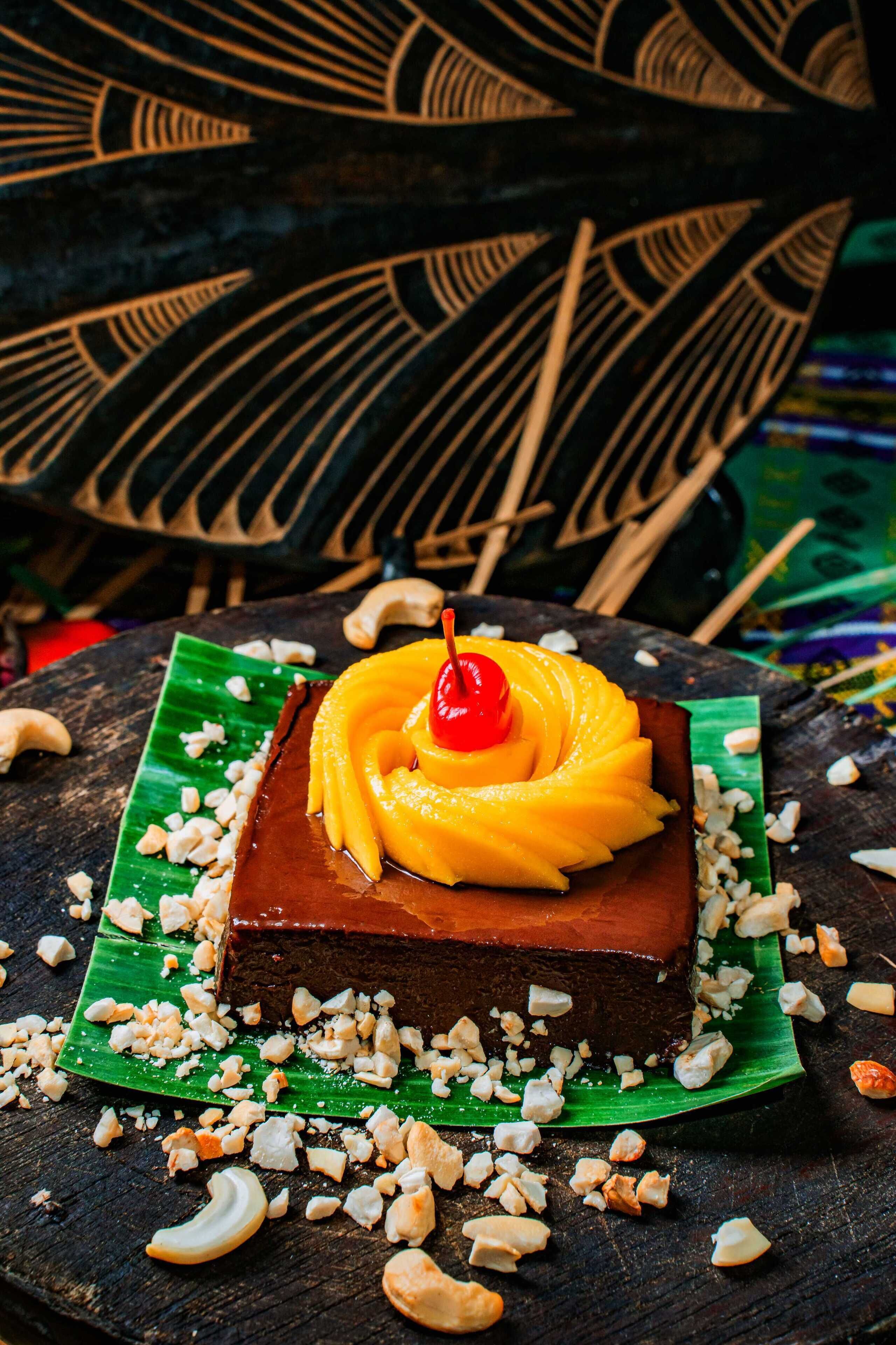 Un postre sobre una tabla de madera con un fondo decorativo.