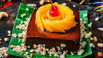 Un postre sobre una tabla de madera con un fondo decorativo.