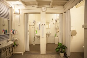 Shower, hair dryer, towels - (Singapore)