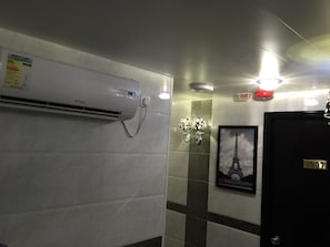 Hallway - Skycity Hostel (Kowloon)