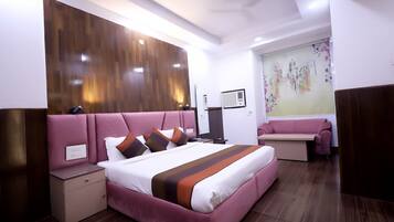Desk, rollaway beds, free WiFi