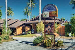A resort entrance with a sign for 'Kuwan Beach Resort' and 'Passa'. - Khwan Beach Resort - Pool Villas and Glamping - Adults Only (Koh Samui)