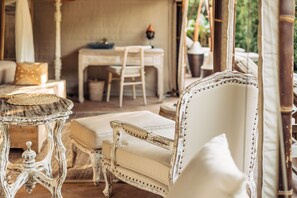 Minibar, Zimmersafe, Schreibtisch, Zustellbetten