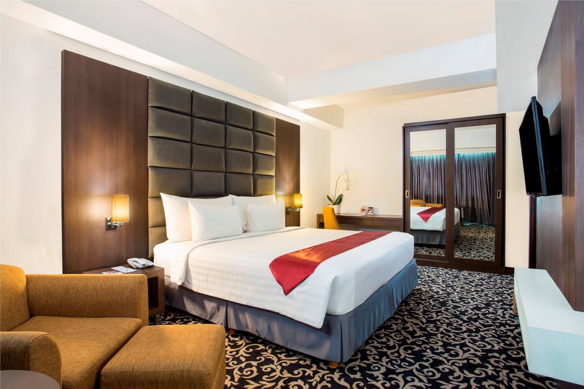 Suite Eksekutif | Seprai premium, brankas, meja kerja, dan ruang kerja ramah laptop