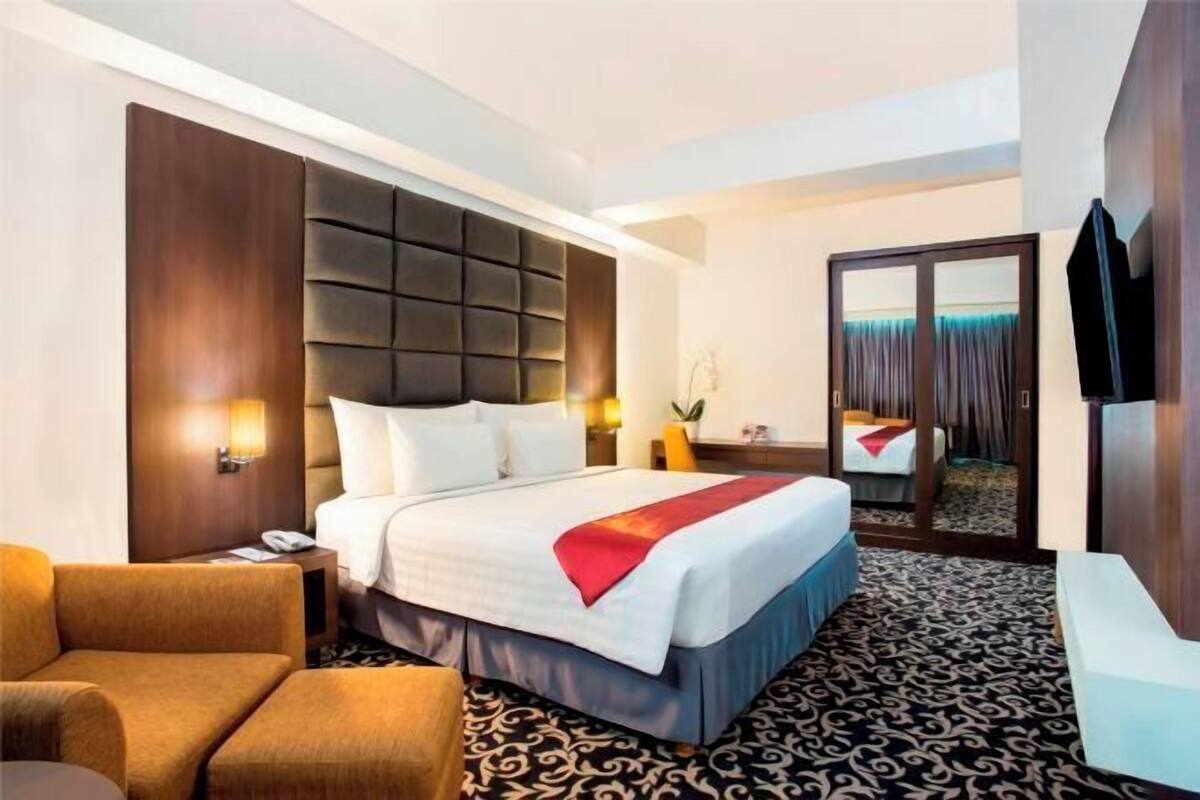 Premium bedding, in-room safe, desk, laptop workspace
