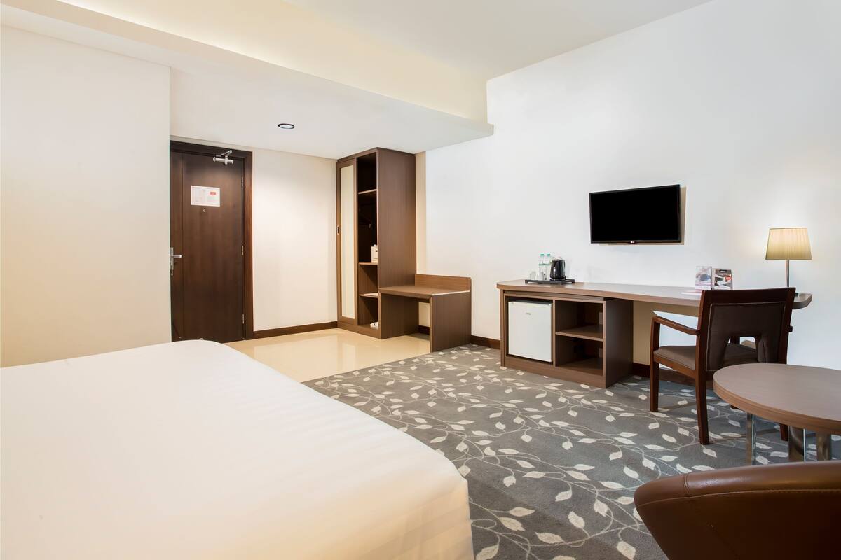 Kamar Double Deluks (Premier) | Seprai premium, brankas, meja kerja, dan ruang kerja ramah laptop