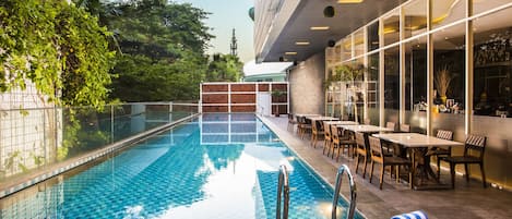 Una piscina al aire libre