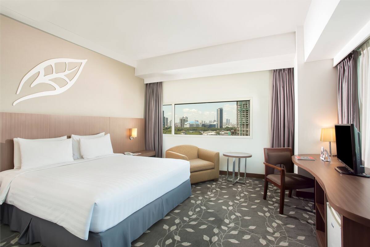 Kamar Grand (Deluxe) | Seprai premium, brankas, meja kerja, dan ruang kerja ramah laptop