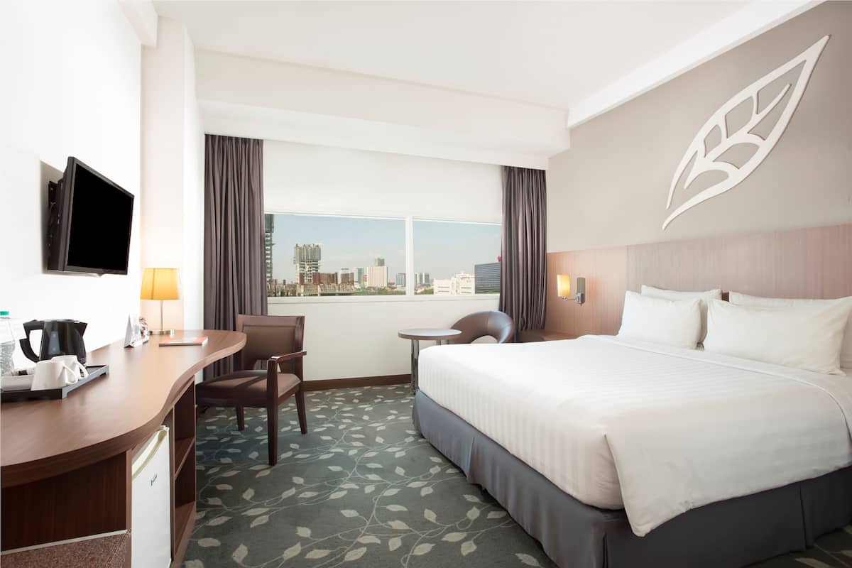 Premium bedding, in-room safe, desk, laptop workspace