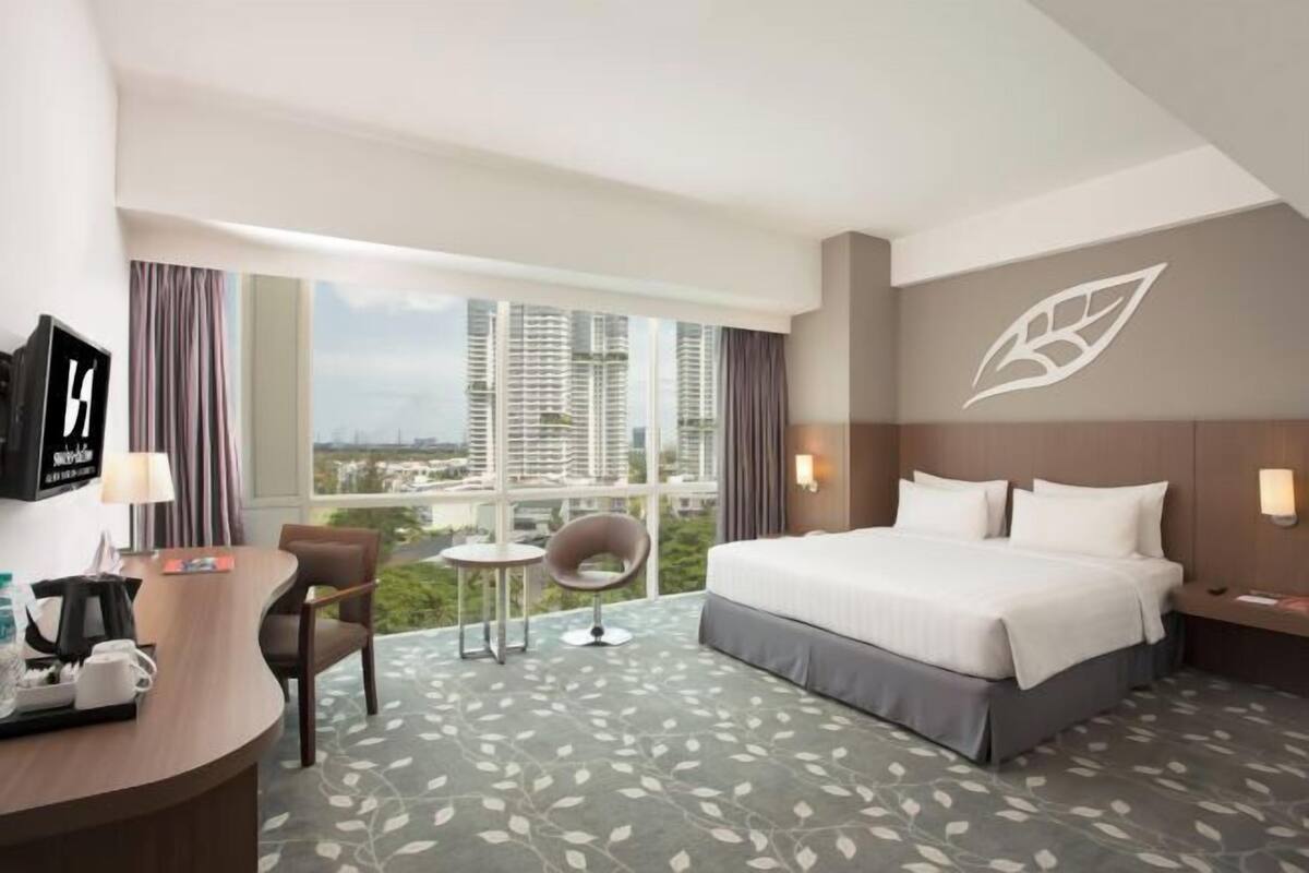 Premium bedding, in-room safe, desk, laptop workspace