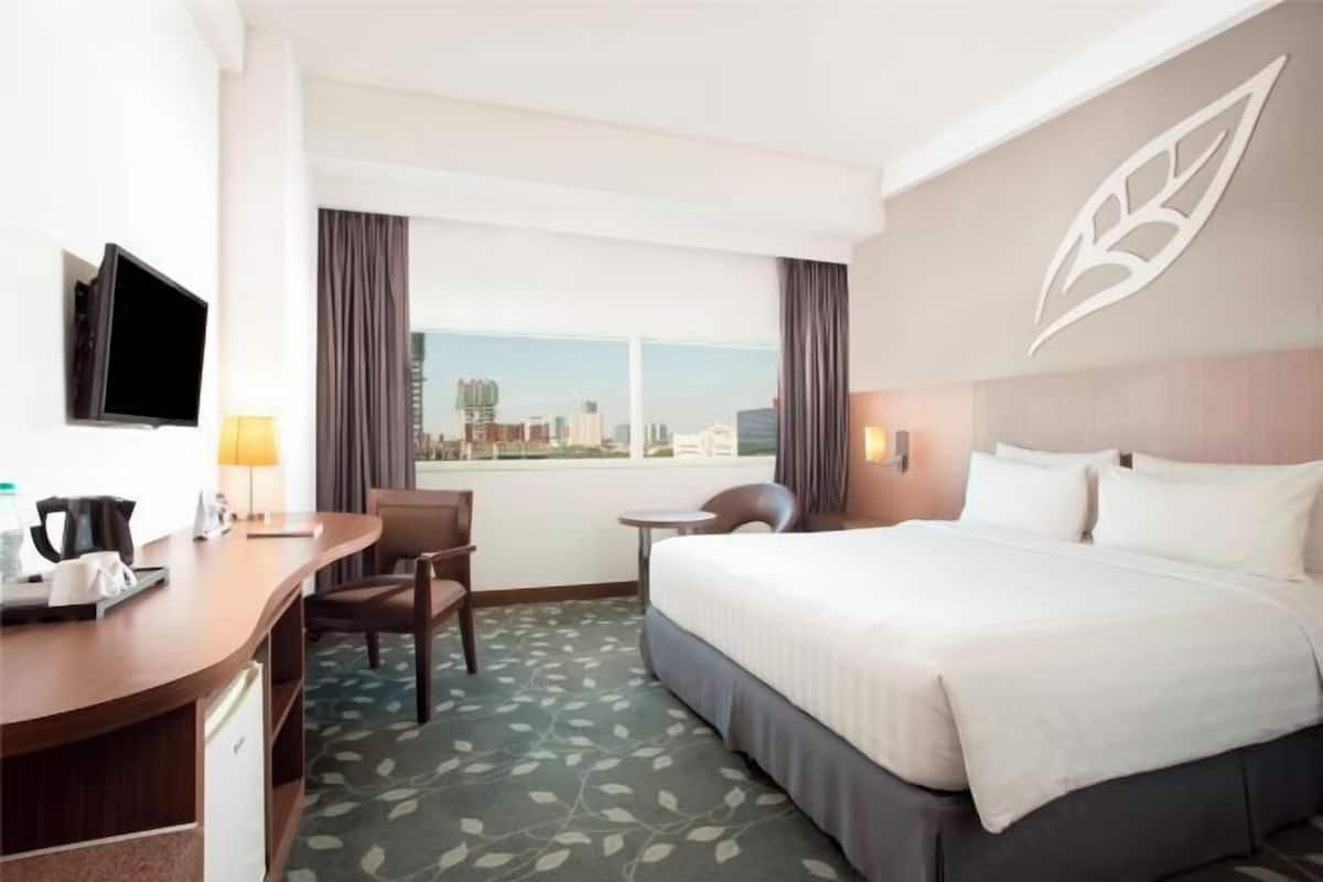 Premium bedding, in-room safe, desk, laptop workspace
