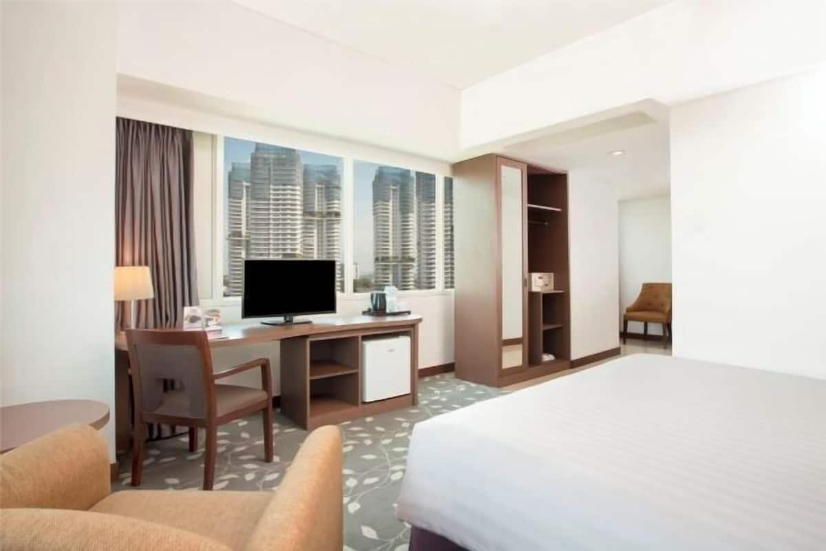 Premium bedding, in-room safe, desk, laptop workspace