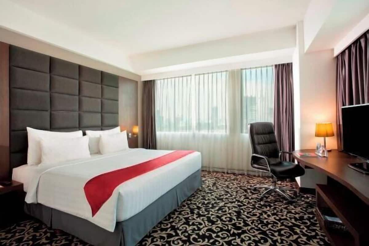 Premium bedding, in-room safe, desk, laptop workspace