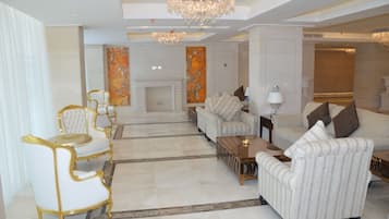 Coin salon dans le hall