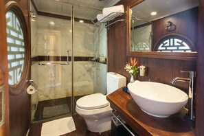 皇家套房, 2 間臥室, 陽台, 海濱 | 浴室 | 免費盥洗用品、吹風機、浴袍、拖鞋