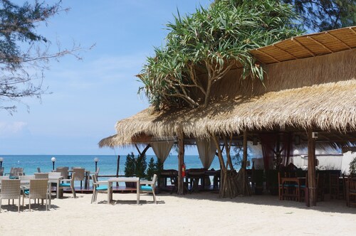 Thai House Beach Resort