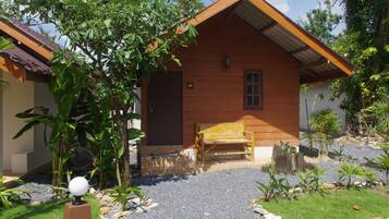 Fan Only Bungalow | Hypo-allergenic bedding, laptop workspace, free WiFi, bed sheets