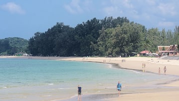 Nær stranden og strandbar