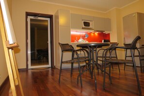 Daily continental breakfast (EUR 3 per person)