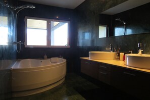 Chambre Deluxe (with Private Bathroom) | Salle de bain | Douche cascade, séchoir à cheveux, bidet, serviettes fournies