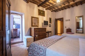 Individualmente mobiliados, Wi-Fi de cortesia, roupa de cama