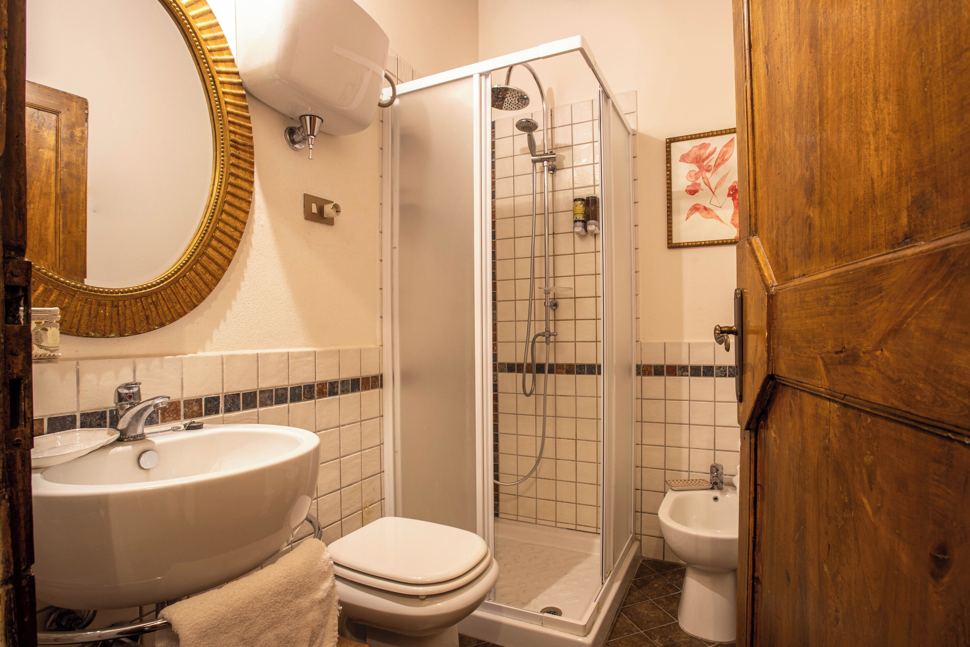 Un bagno con lavandino, WC, doccia e bidet.