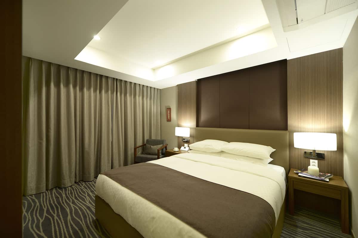 1 bedroom, premium bedding, in-room safe, desk