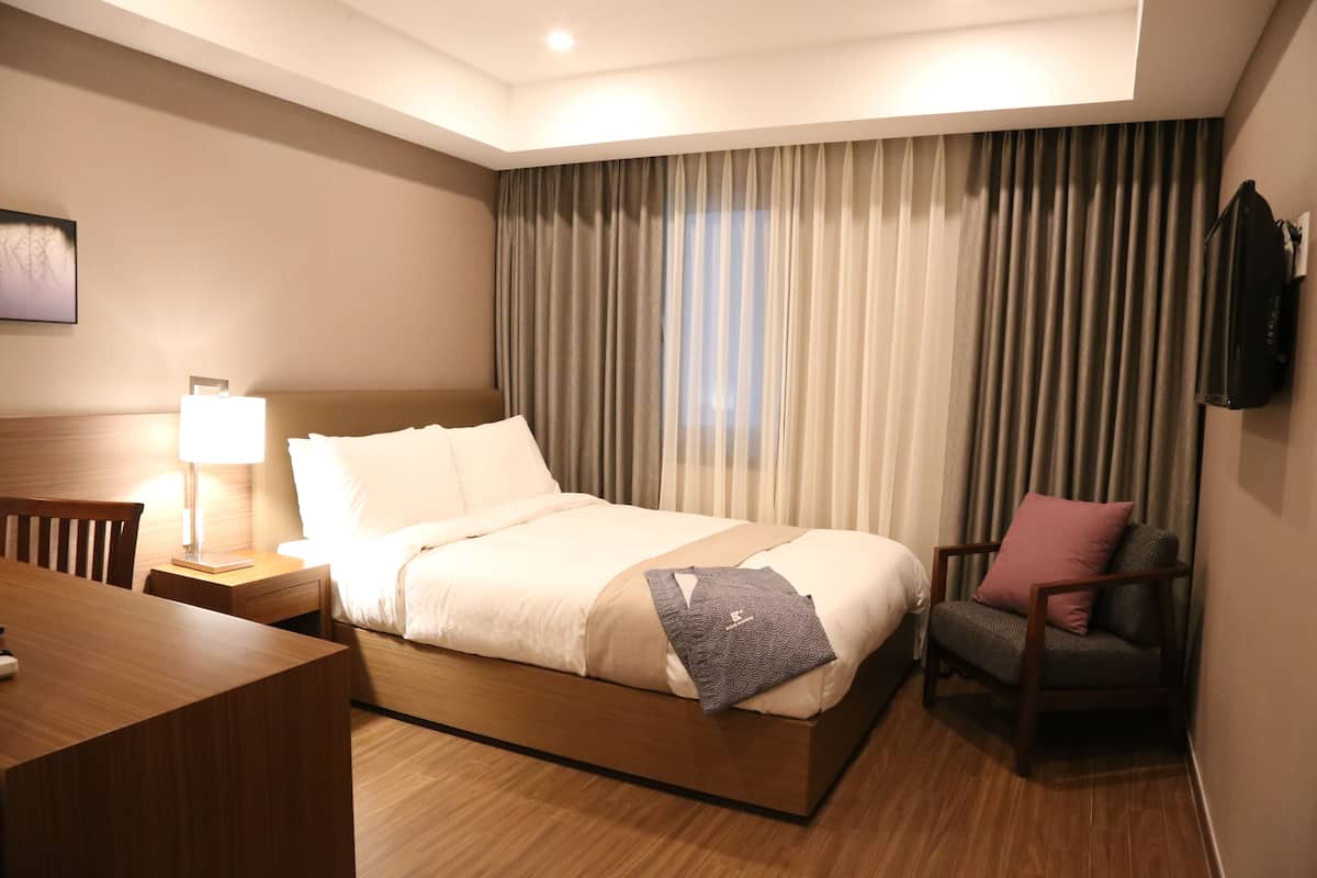 1 bedroom, premium bedding, in-room safe, desk