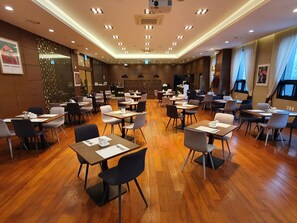 Café da manhã com buffet todos os dias (KRW 16500 por pessoa)
