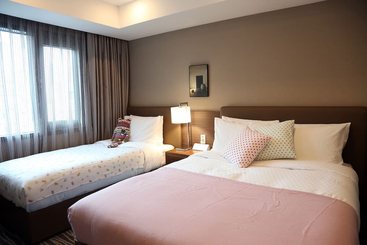 1 bedroom, premium bedding, in-room safe, desk
