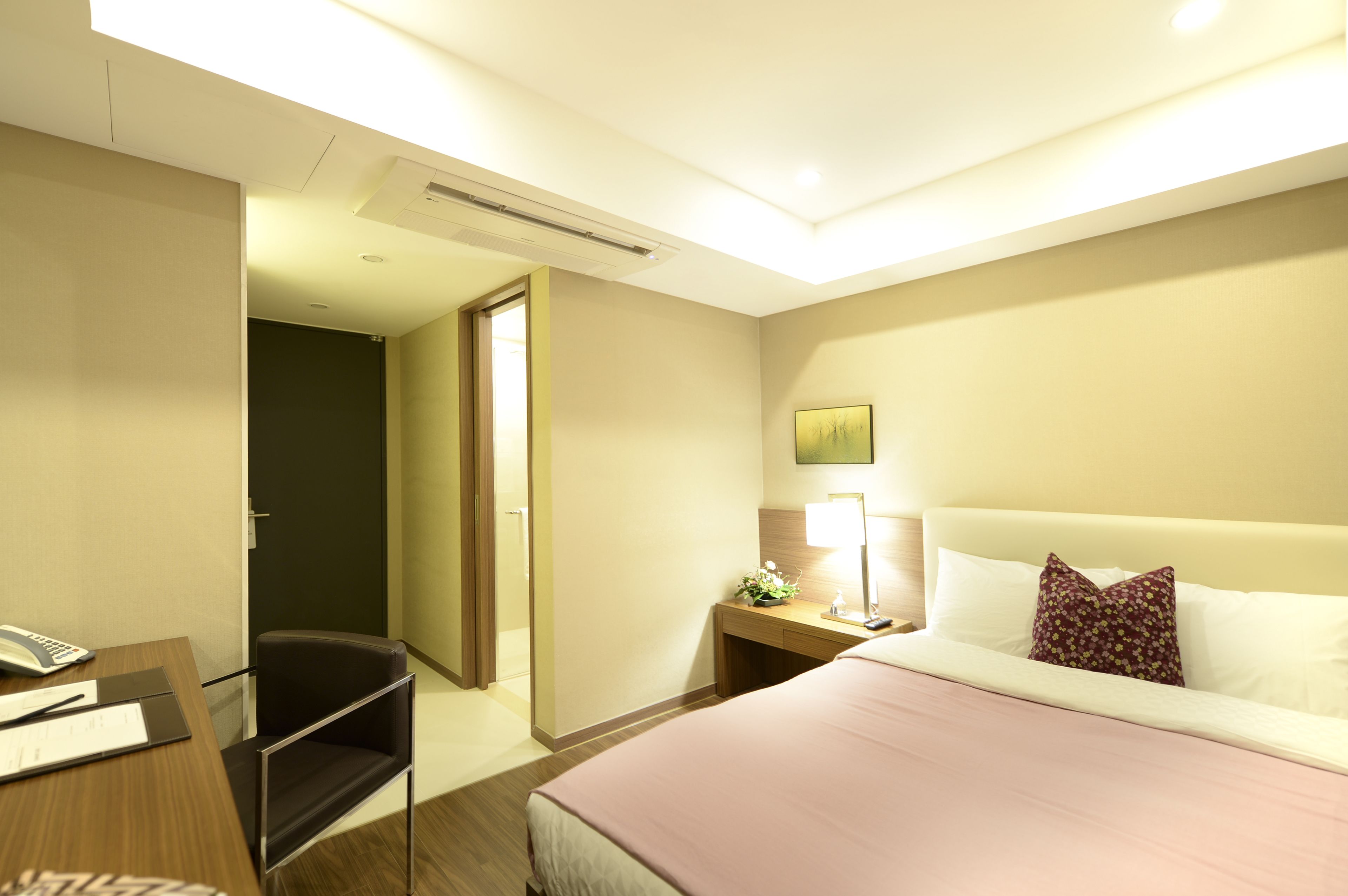 Business Single Room (7Luck Casino ￦40,000 Free Coupon) | Premium bedding, in-room safe, desk, blackout drapes