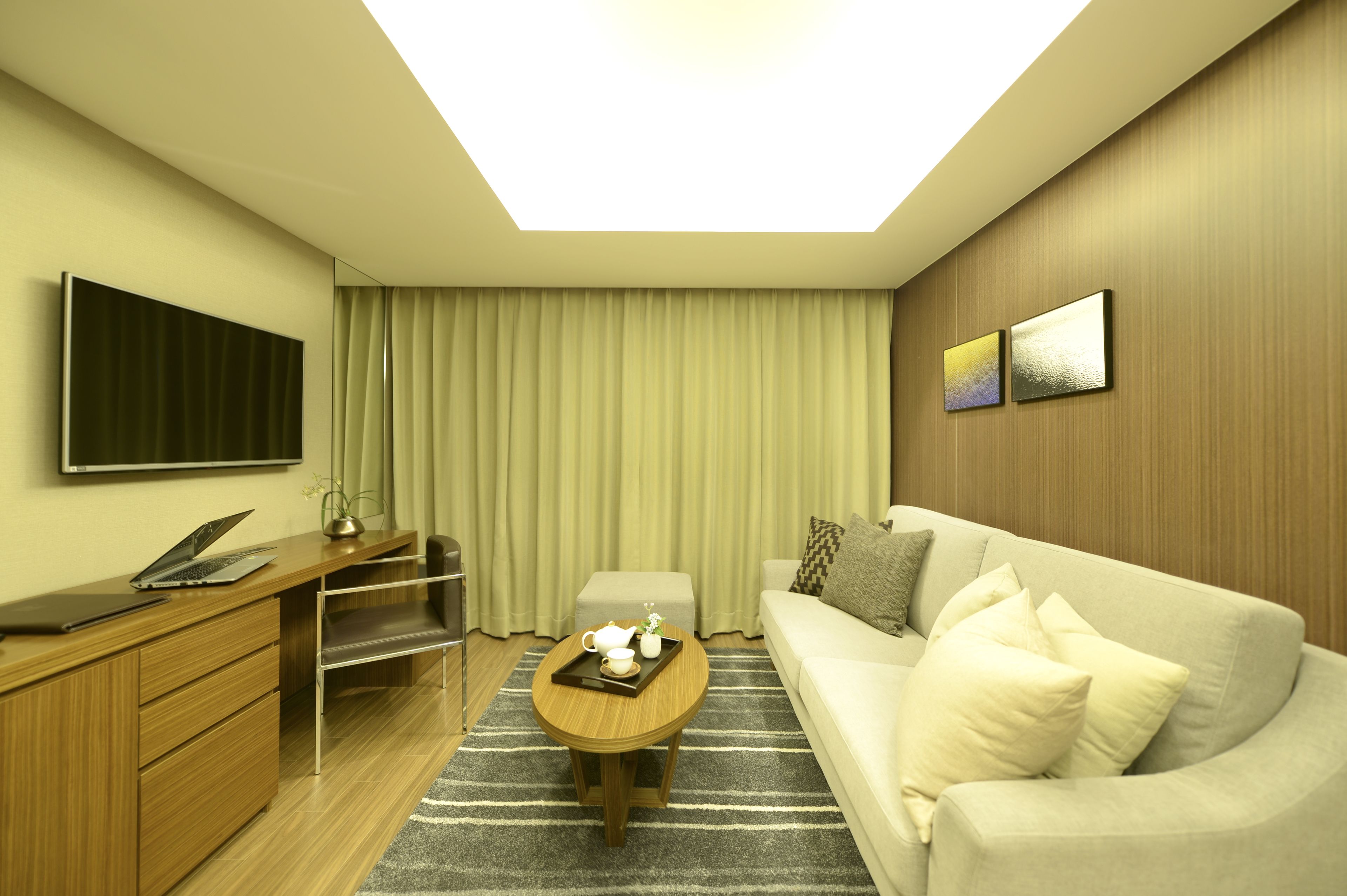 Ropa de cama de alta calidad y caja de seguridad en la habitación 