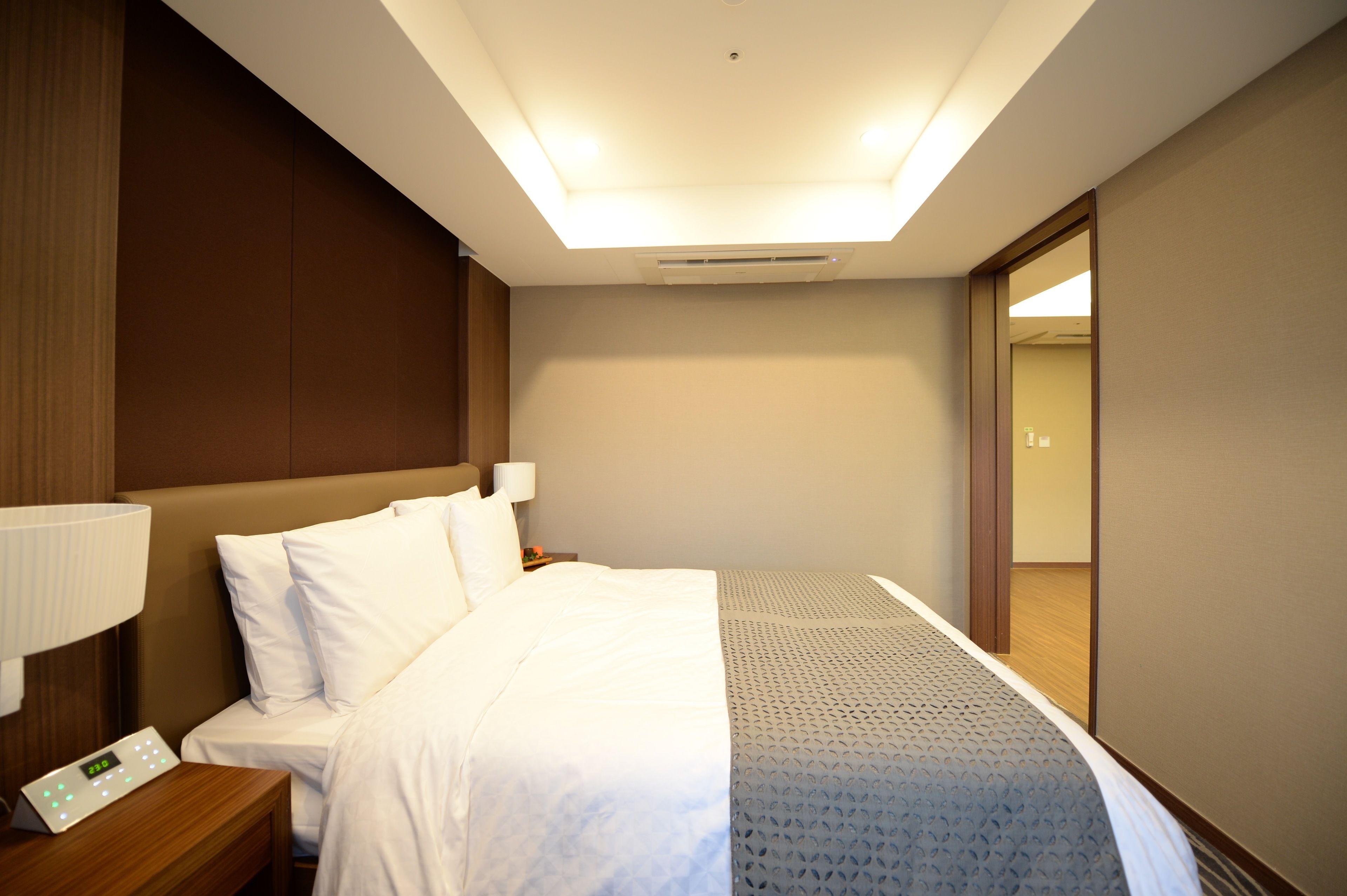 Premium bedding, in-room safe, desk, blackout drapes